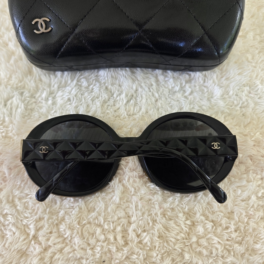 Vintage CHANEL Round Tortoise Sunglasses with Black Leather Case - Picture 3 of 9
